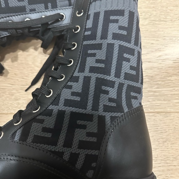 Fendi boots size 39 - Picture 2 of 7